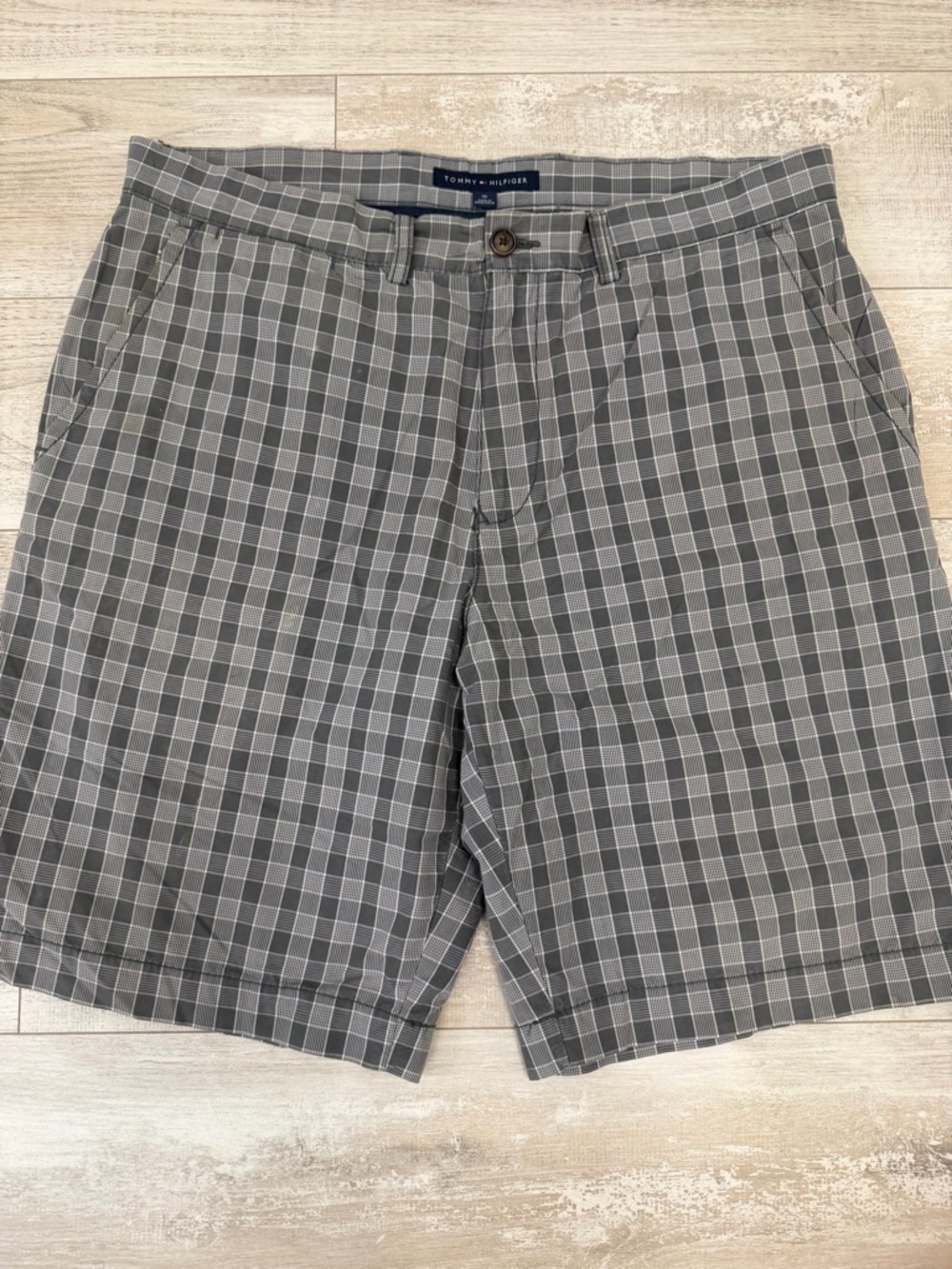 Tommy Hilfiger Men's Gray Plaid Flat Front Shorts Chino Casual Classic Size 36